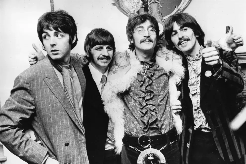 Los Beatles revolucionaron la moda desde su inicios con trajes entallados y corbatas delgadas.