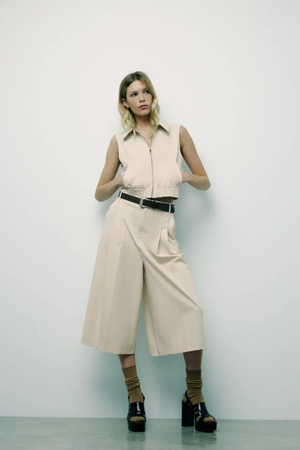 Looks que funcionan en ambos mundos: claves del guardarropa versátil.