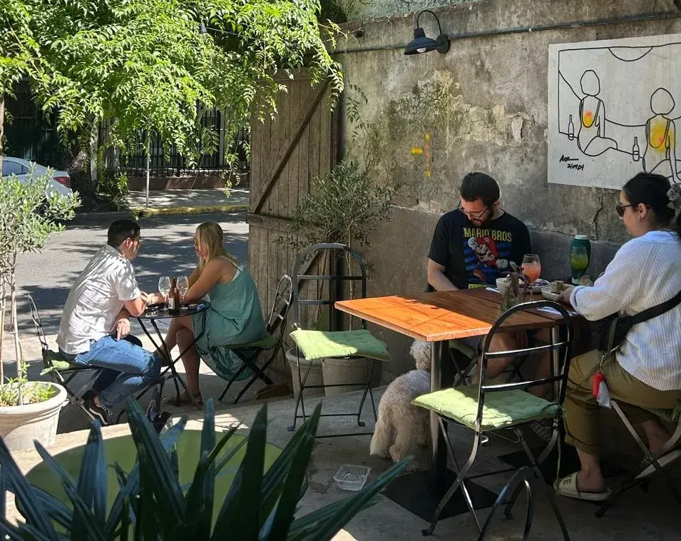 El patio de Beza: picoteo, parrilla y vino natural