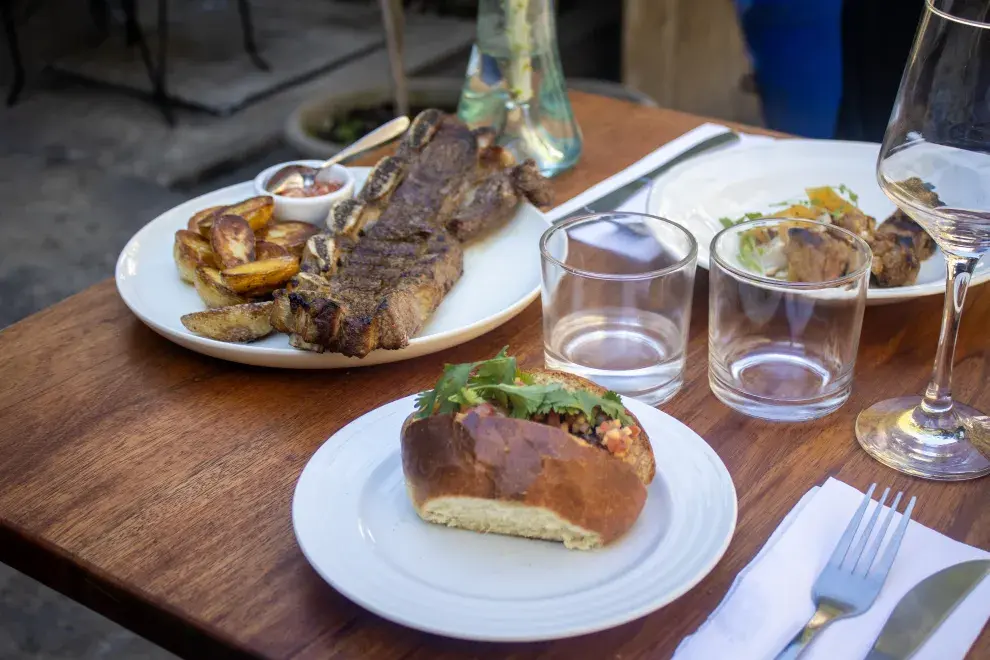 El patio de Beza: picoteo, parrilla y vino natural