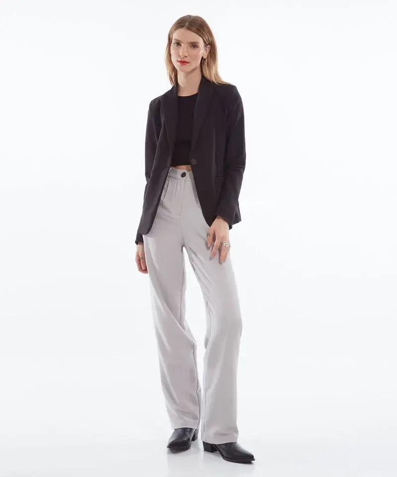 Foto de mujer con look de oficina.