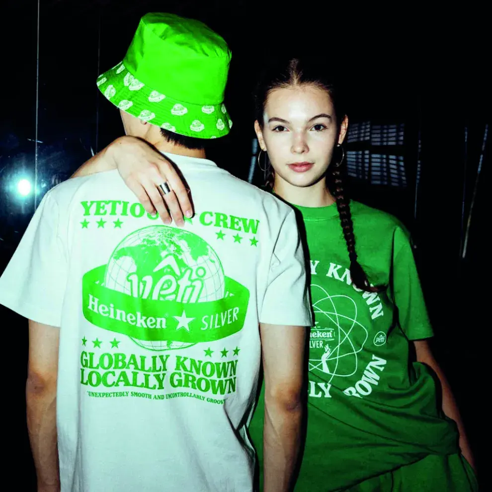 Mientras que un fandom se construye en torno a una figura pública, una banda, una película o un universo ficticio, un brandom se organiza alrededor de una marca: