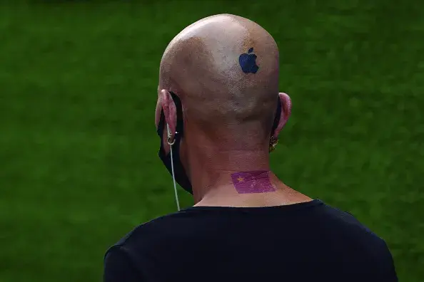 Mientras que un fandom se construye en torno a una figura pública, una banda, una película o un universo ficticio, un brandom se organiza alrededor de una marca.