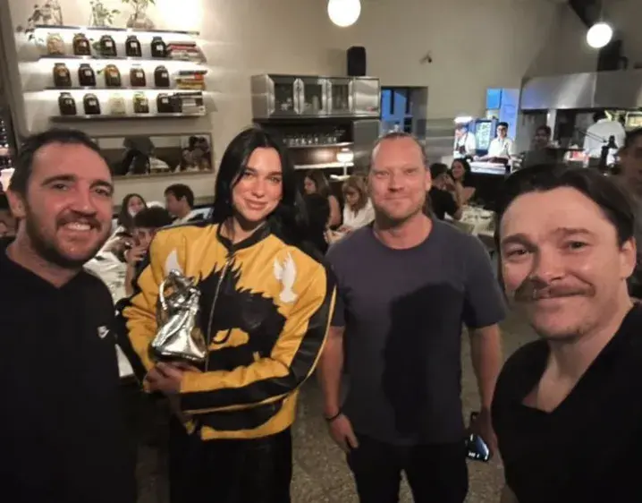 Dua Lipa fue a cenar a una parrilla de Villa Crespo: cómo es Madre Rojas, el restaurante elegido por la artista británica