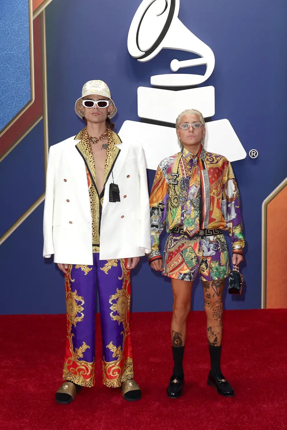 CA7RIEL & Paco Amoroso en la alfombra roja de los Latin Grammys 2025.