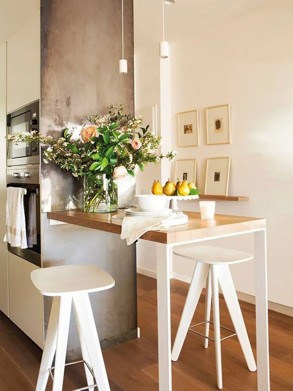 Elegí materiales que armonicen con la decoración existente o que generen un contraste atractivo: madera natural, metal negro o mármol son opciones versátiles y duraderas.