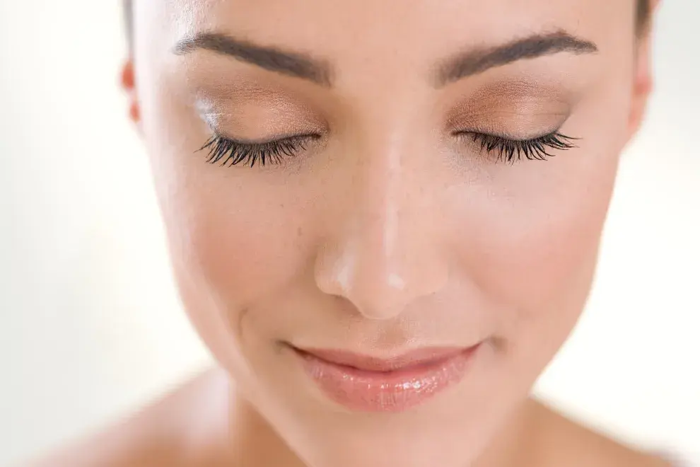 Foto de rostro de mujer con los ojos cerrados.