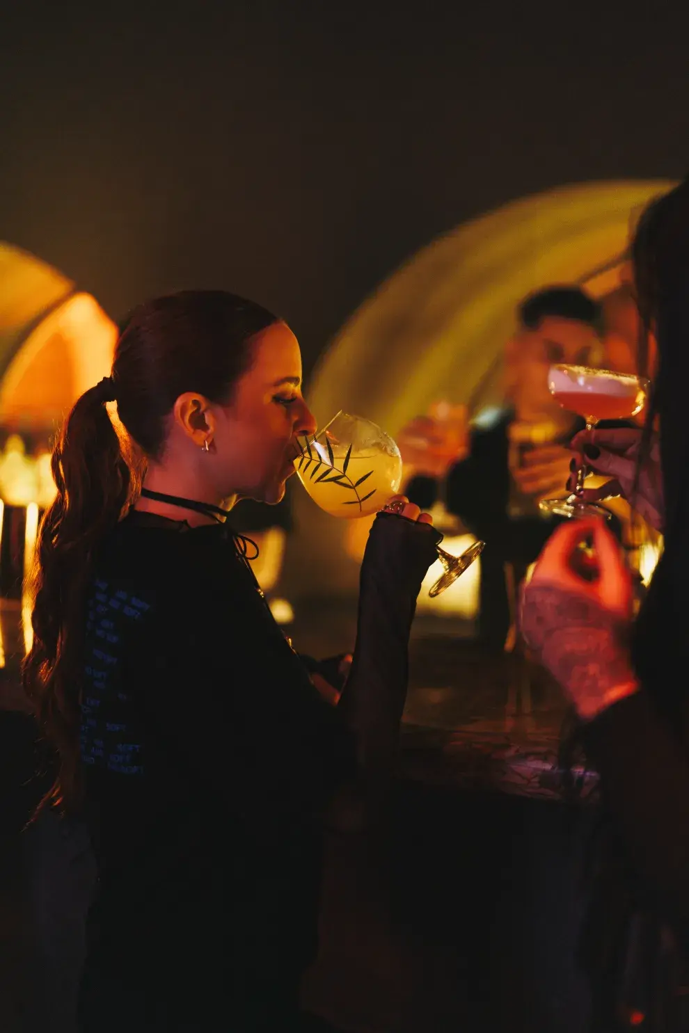 Una mujer tomando un cóctel