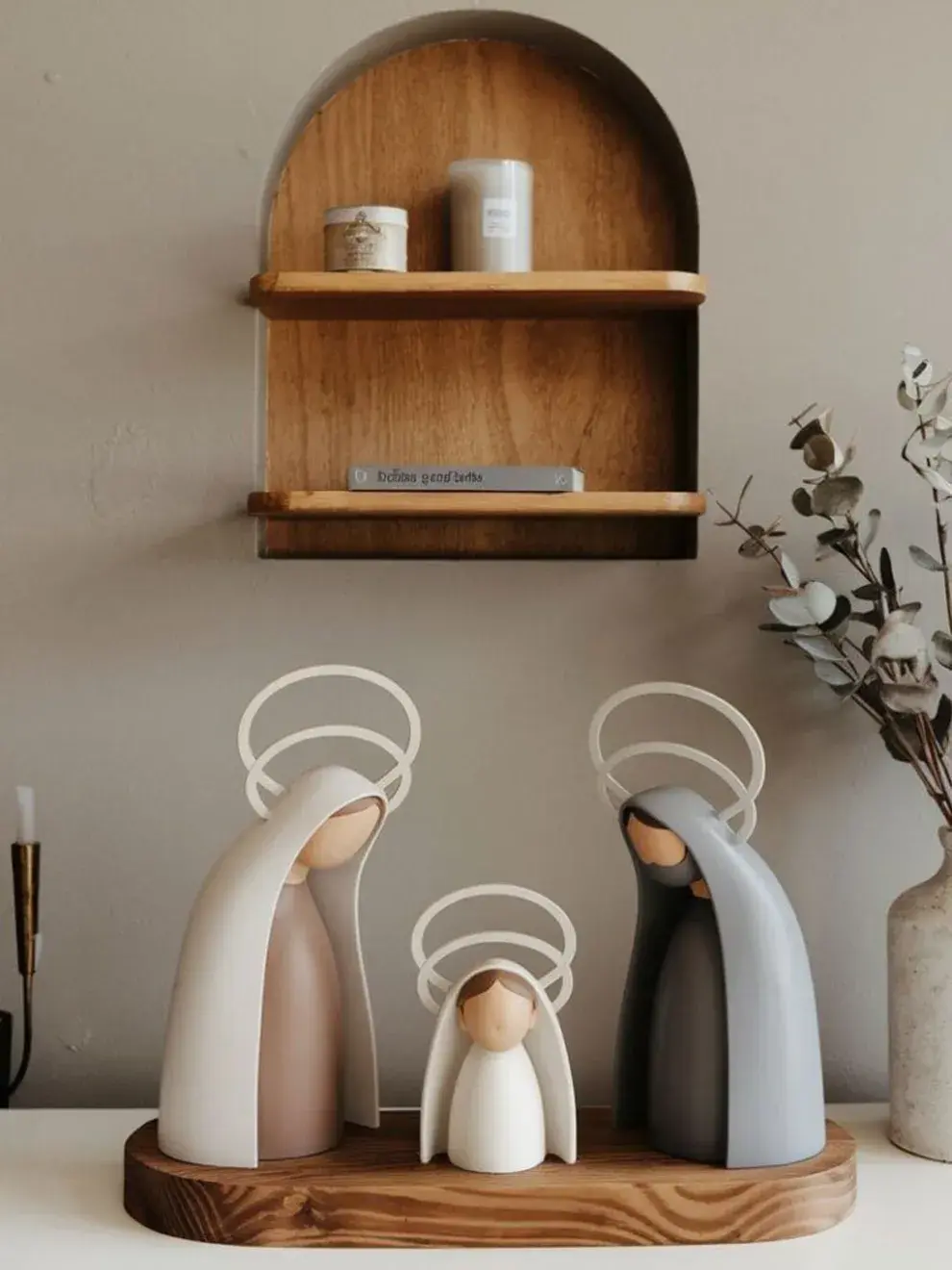 Optá por piezas de cerámica o madera con acabado mate. Las siluetas recortadas en madera o cartón pintadas en blanco, negro o dorado son súper modernas.