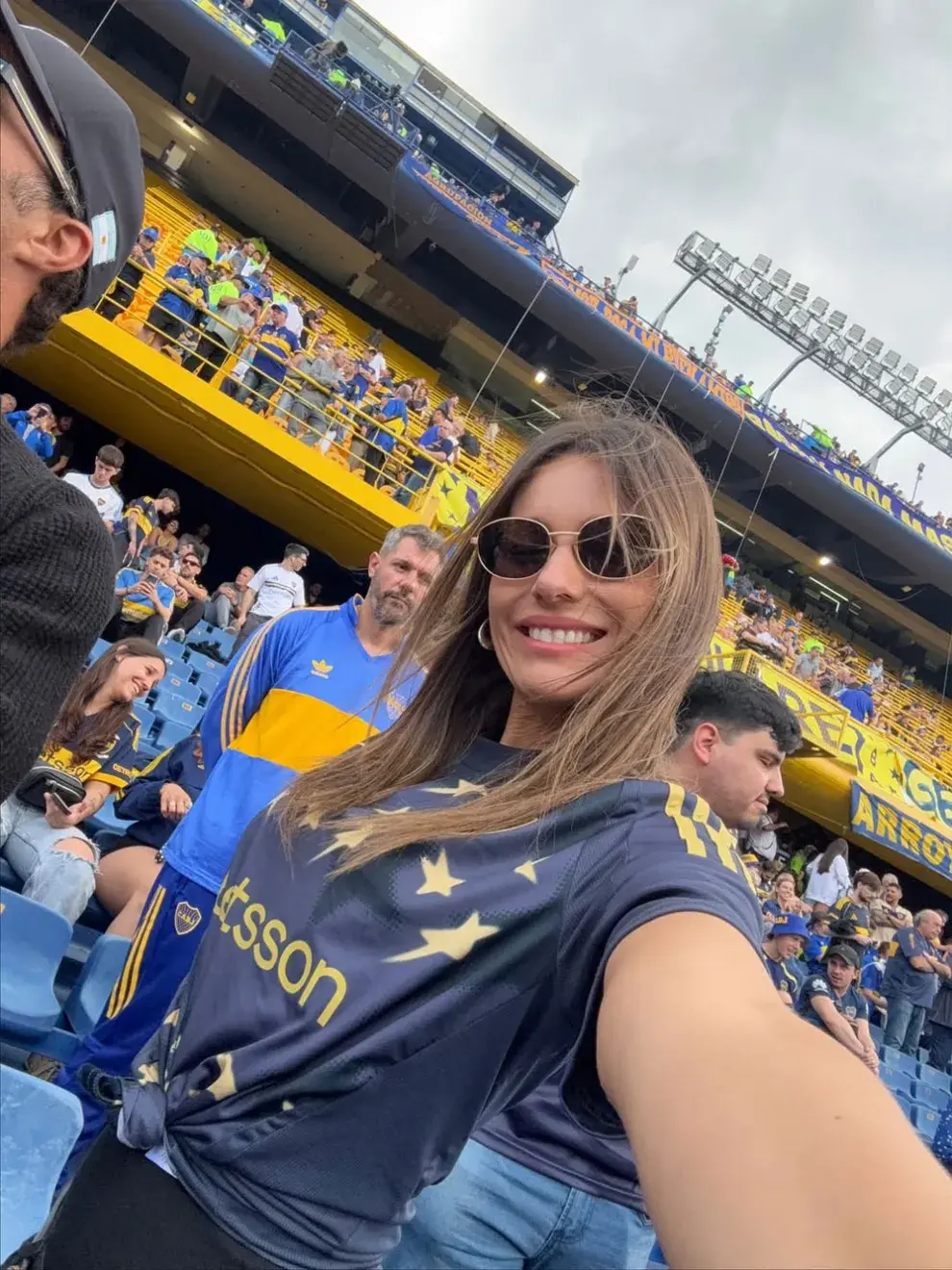 La modelo llegó vestida con la camiseta azul y oro de Boca, jean negro y anteojos de sol, lista para sumarse al fervor del estadio.