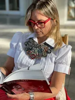 Andrea de Navarrete: la diseñadora que transforma residuos en joyería contemporánea sostenible