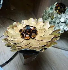 Maxi anillo hecho con 4 capsulas de café recicladas.