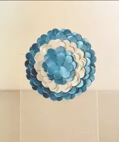 Escarapela hecha con 10 capsulas de cafe reciclada