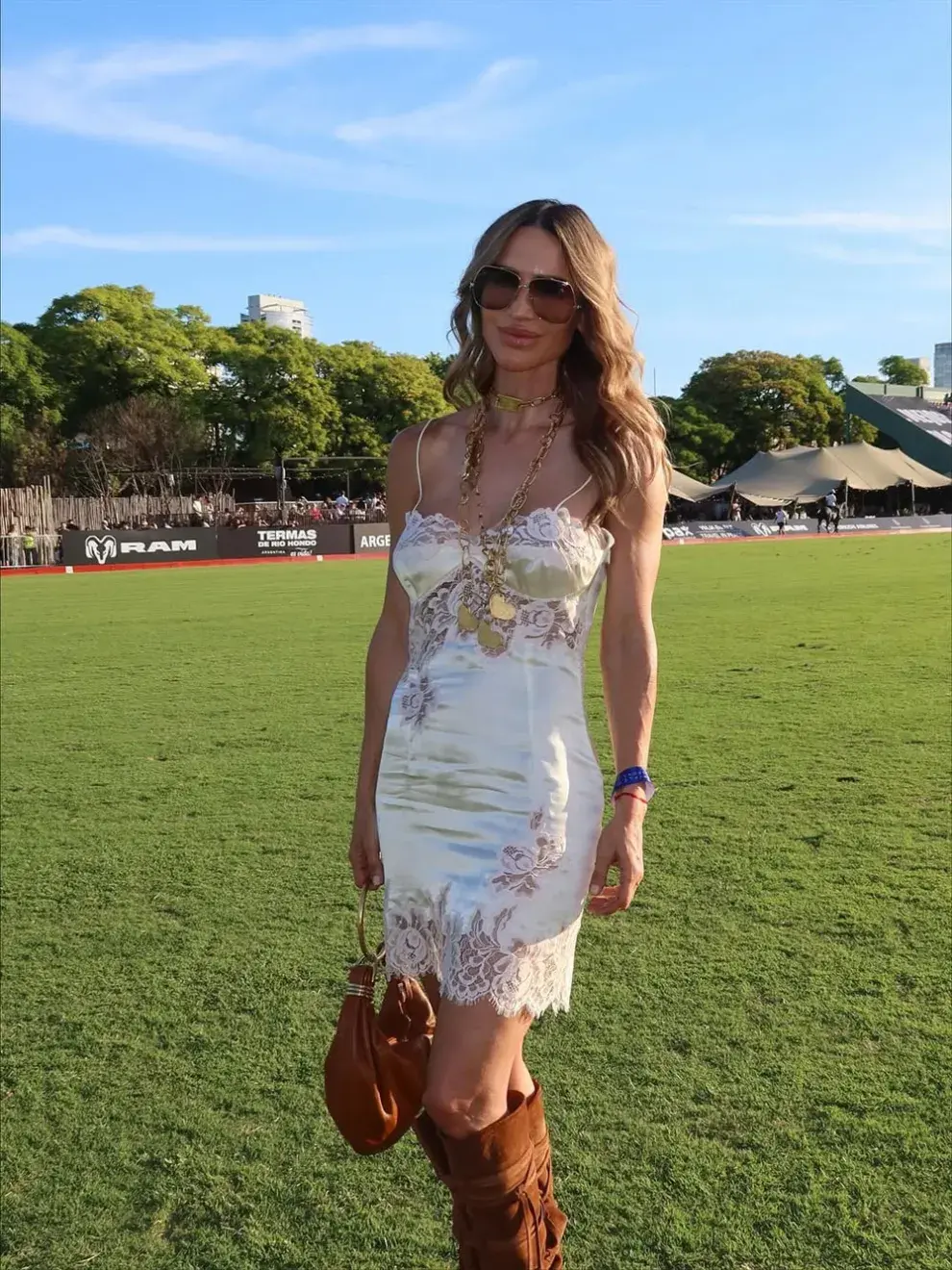 María Vázquez lució un mini vestido lencero satinado