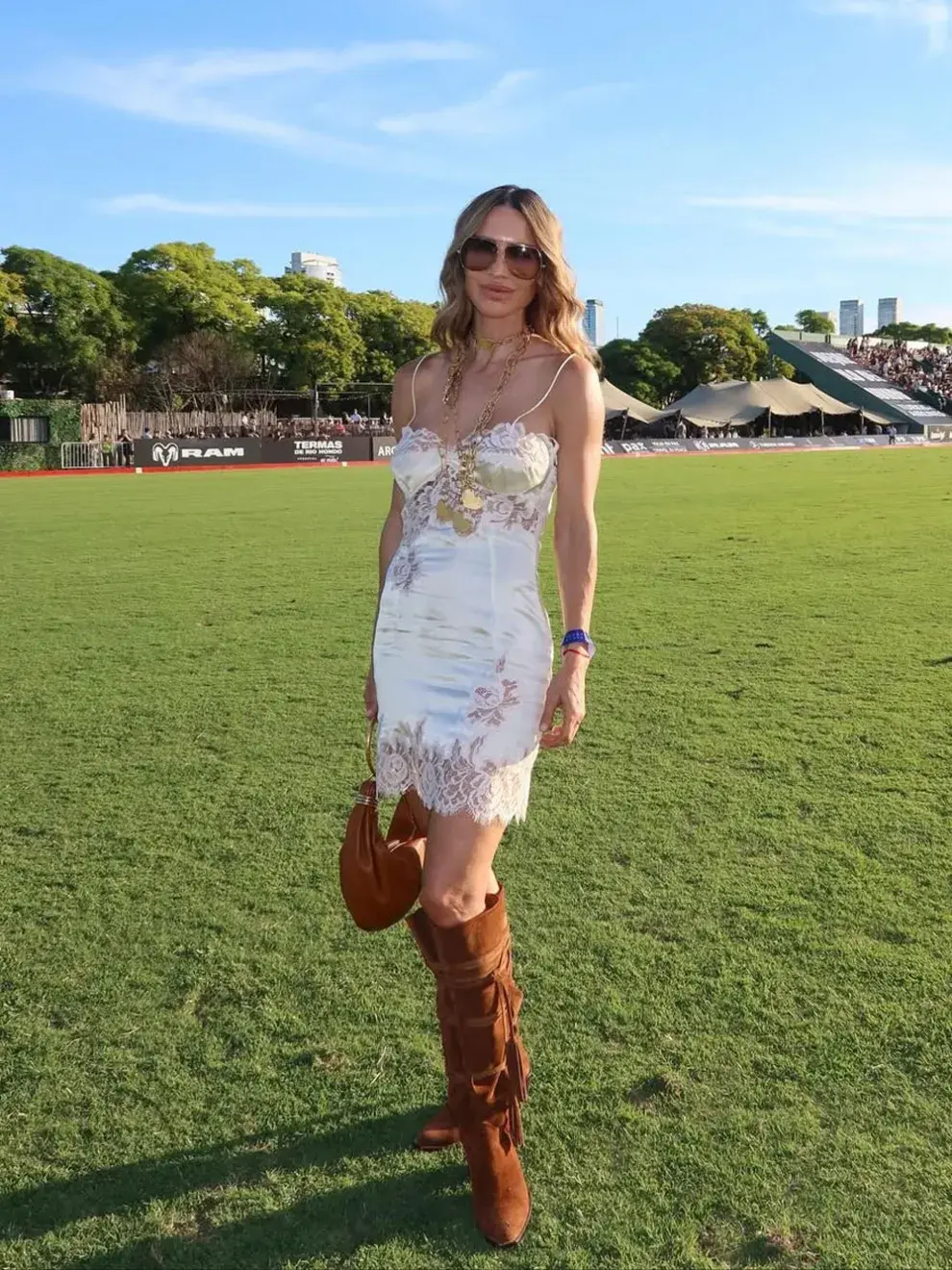 María Vázquez apostó a un vestido lencero blanco con encaje de El Camarín, que destacaba por sus transparencias y su caída fluida.