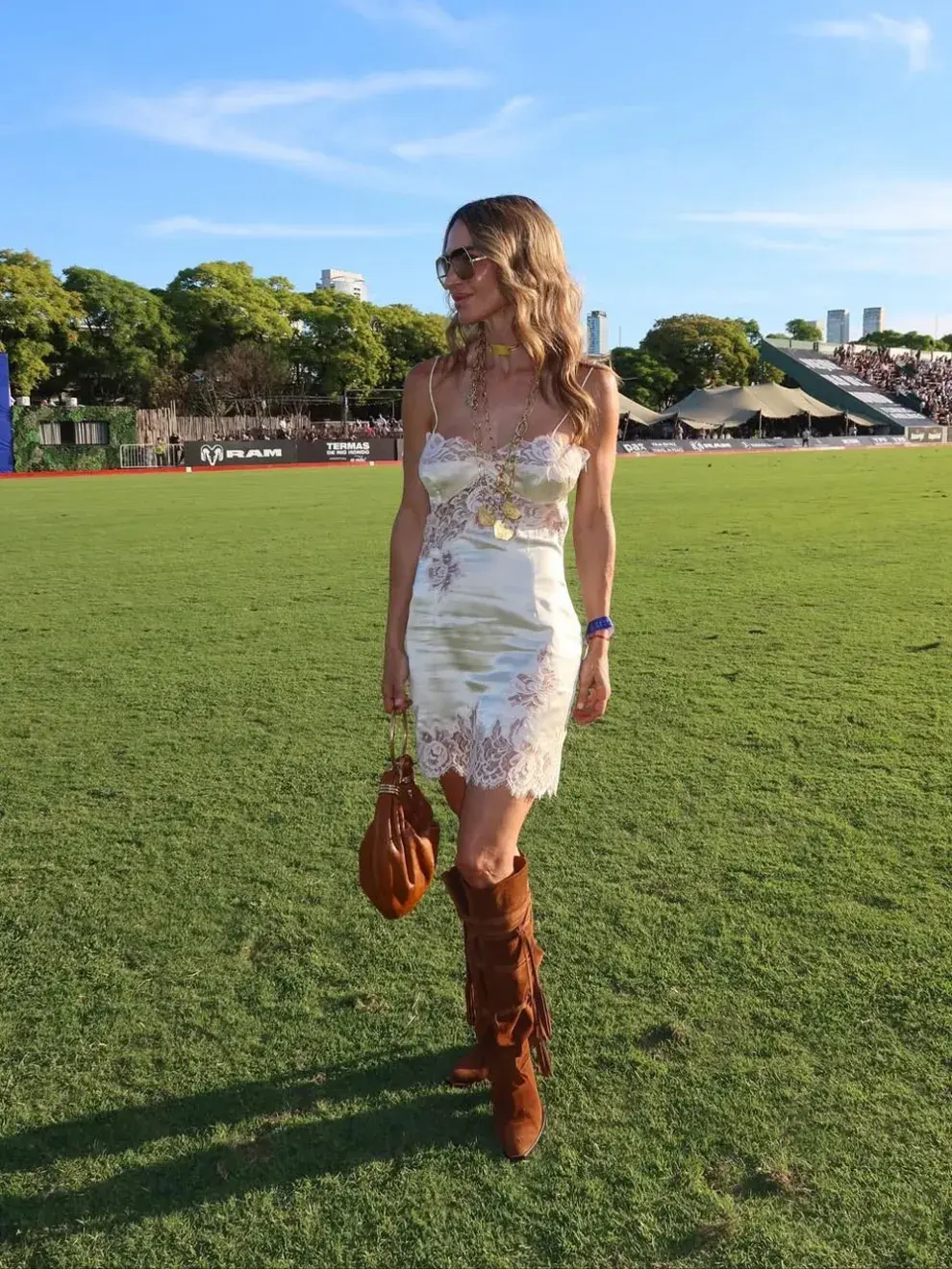 Pelo suelto con ondas suaves, maquillaje natural y labios nude.