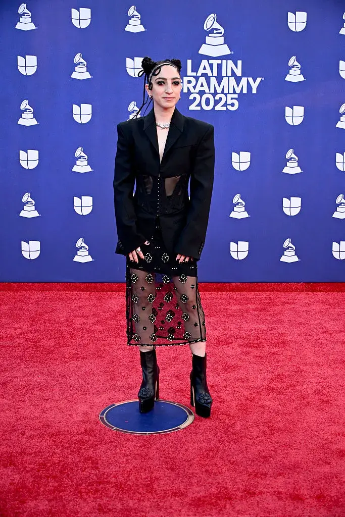 Emily Estefan en la alfombra roja de los Latin Grammys 2025.