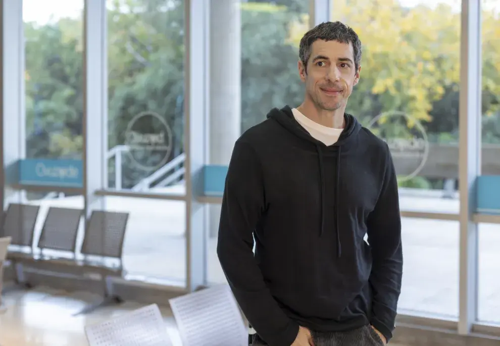 Foto de Esteban Lamothe en la temporada 3 de Envidiosa en Netflix.