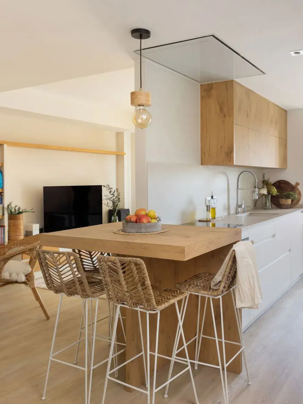 Otra opción práctica es una barra angosta adosada a la pared, a modo de prolongación de los armarios o la mesada. Es perfecta para ambientes pequeños y puede funcionar como comedor diario.