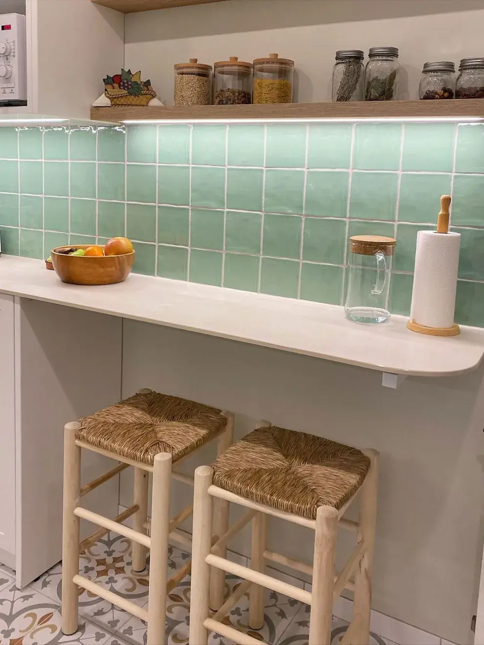 Elegí materiales que armonicen con la decoración existente o que generen un contraste atractivo: madera natural, metal negro o mármol son opciones versátiles y duraderas.