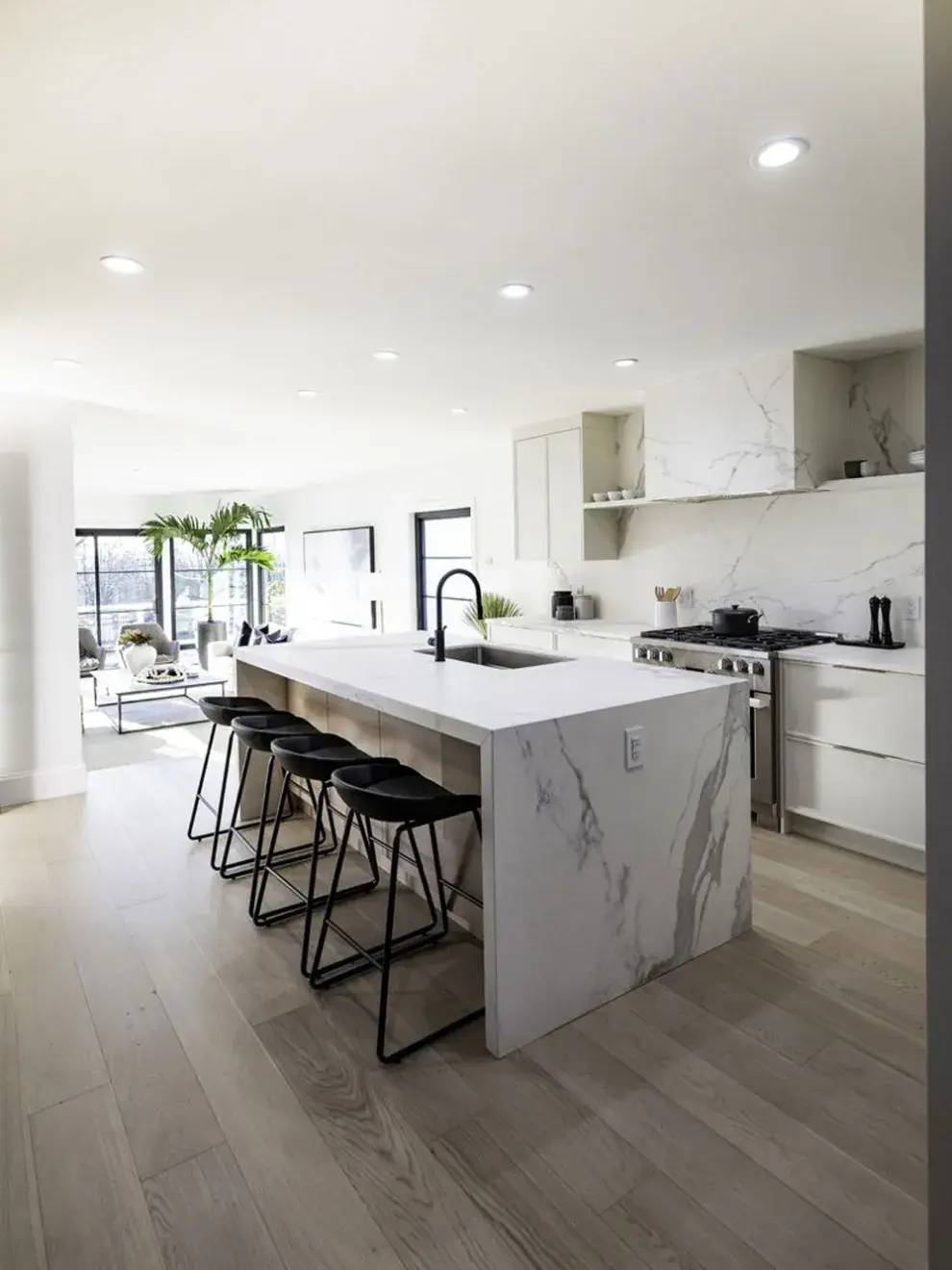 Elegante, resistente y de bajo mantenimiento, la piedra sinterizada se posiciona como el nuevo imprescindible en el diseño de cocinas.