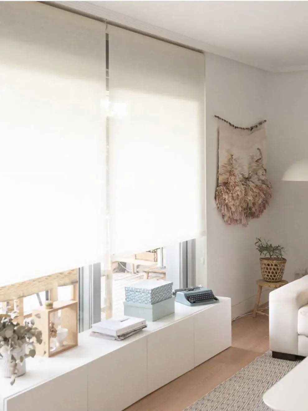 Estores enrollables en tonos claros. Prácticos, discretos y fáciles de mantener. 