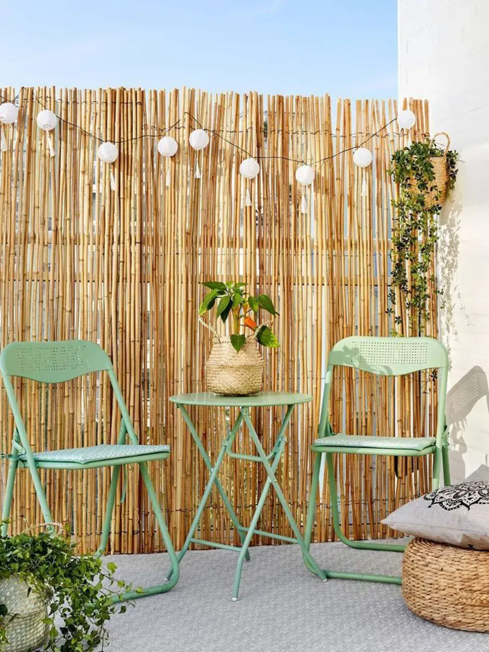 Los biombos, cortinas o celosías permiten crear espacios más íntimos dentro del patio o terraza, mientras que las pérgolas, toldos o velas de sombra protegen del sol y definen visualmente el entorno.