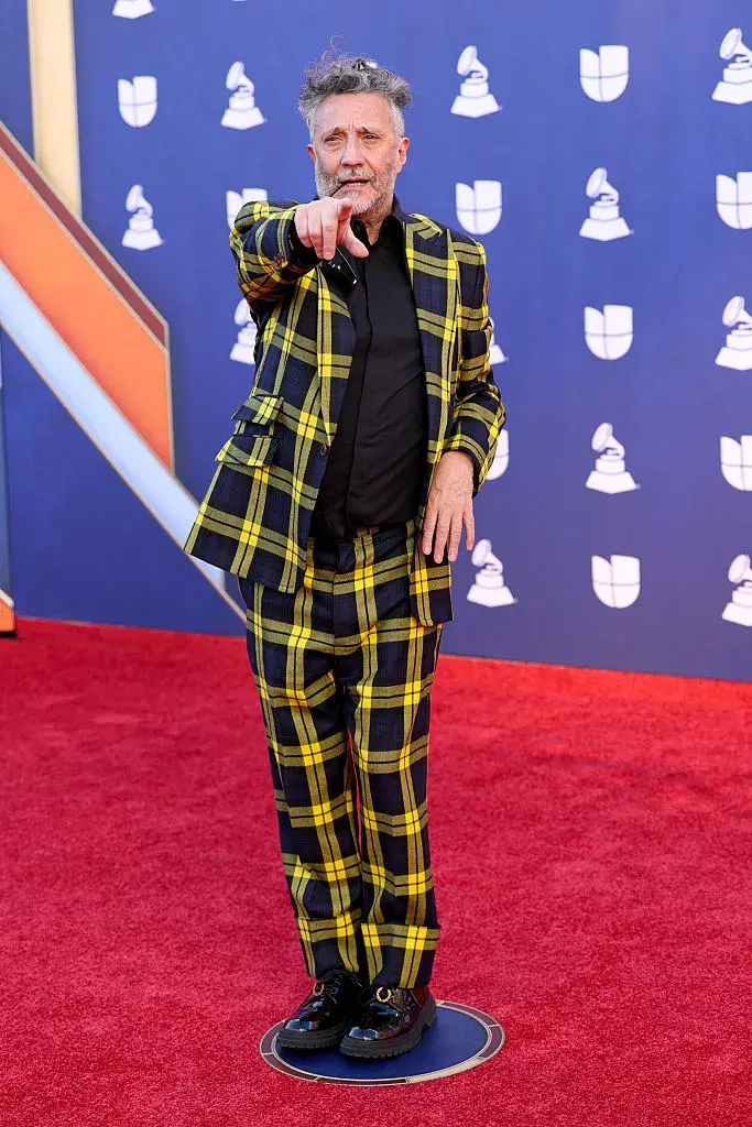 Fito Páez en la alfombra roja de los Latin Grammys 2025.