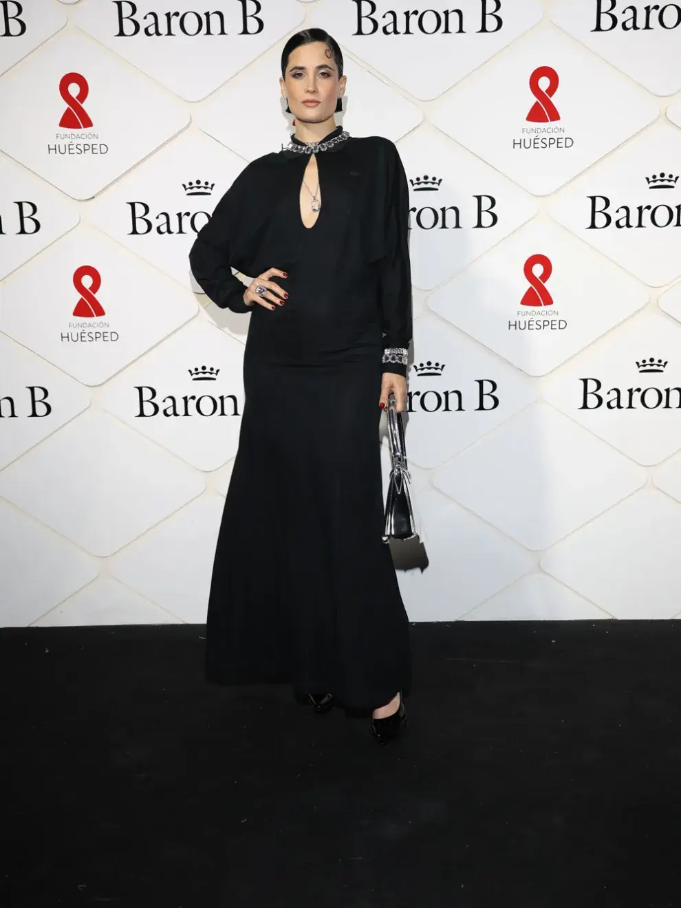 Flor Torrente se inclinó por la elegancia minimalista con un vestido negro de Lacoste. De manga larga y con un delicado escote en forma de lágrima