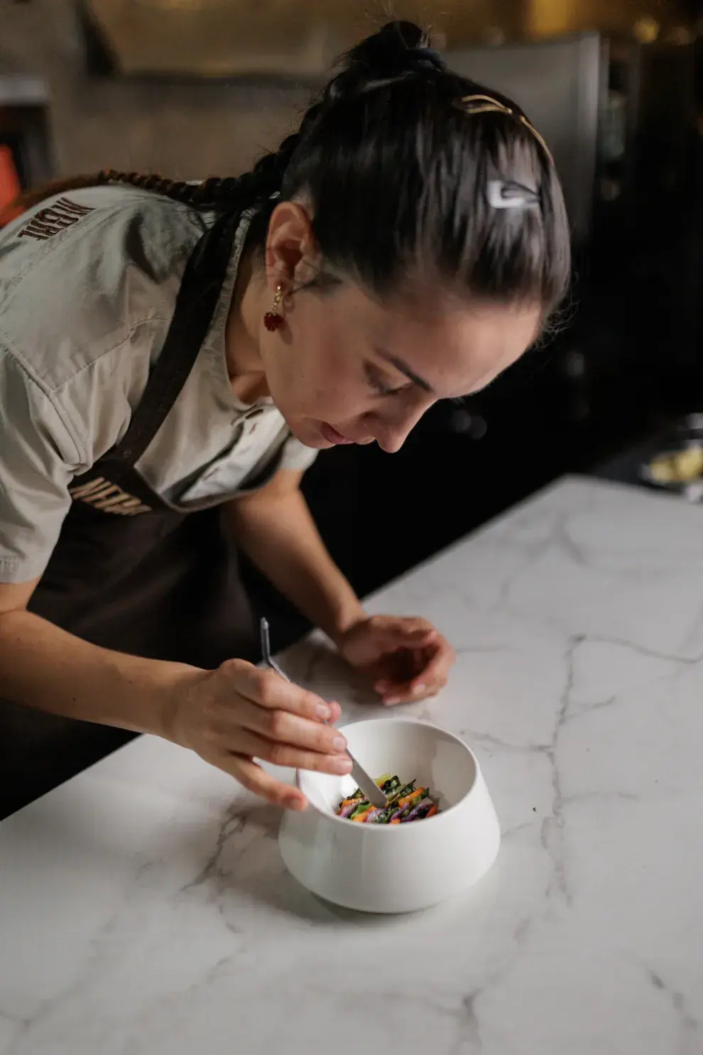 Una chef preparando un plato
