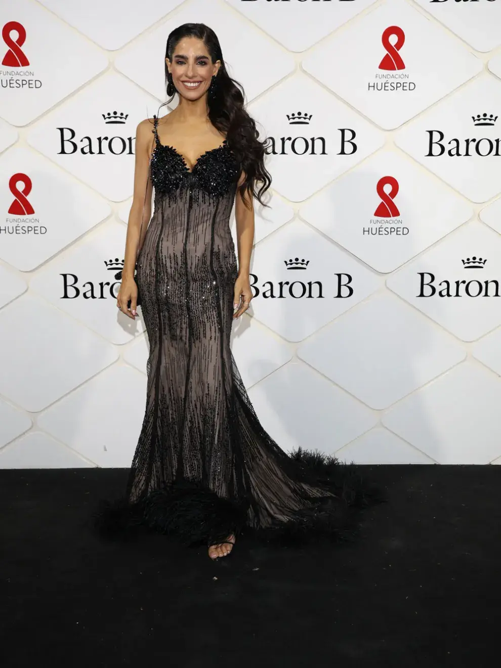 Gabriela Sari con un diseño de breteles finos y corte sirena, en color negro