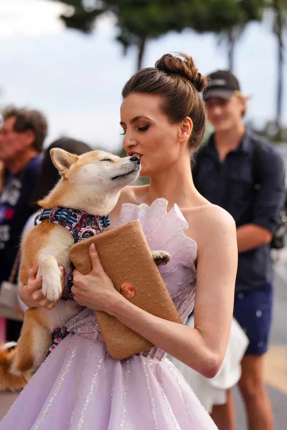 Es un detalle clásico que siempre elevó piezas icónicas y que, ahora, se resignifica en versiones más frescas.