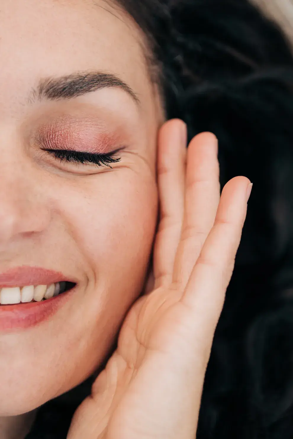 Cómo agrandar la mirada con delineador: el truco simple que transforma tus ojos al instante