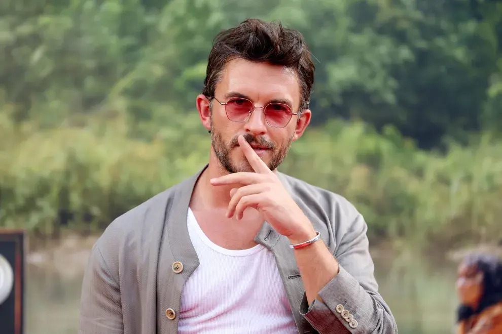 Con 37 años y una carrera que ha sabido navegar del teatro británico al éxito internacional, el actor británico Jonathan Bailey ha sido elegido por la revista People como el “hombre más sexy del mundo”.