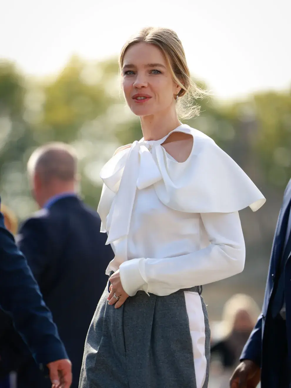 Es tendencia auténtica: el lazo, símbolo de refinamiento y lujo, está siendo reinterpretado por las firmas y el street style como un detalle esencial para la temporada.