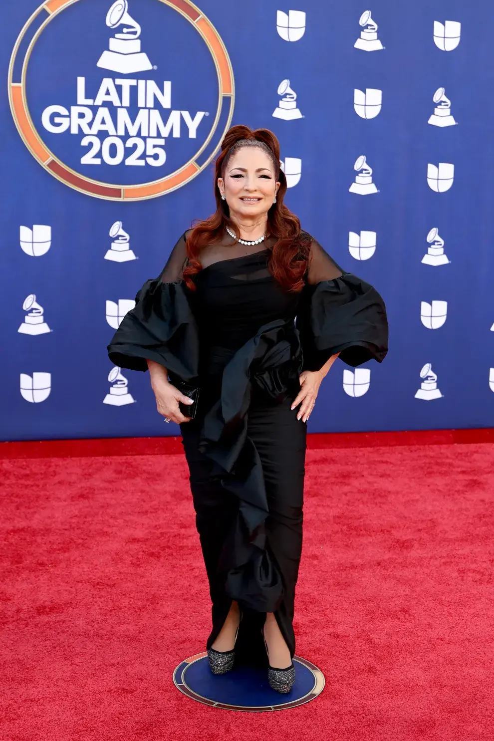 Gloria Estefan en la alfombra roja de los Latin Grammys 2025.
