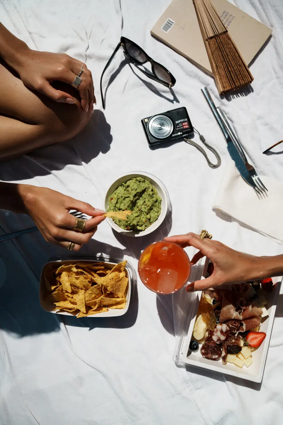 Opciones para brunchear al lado de la pileta.