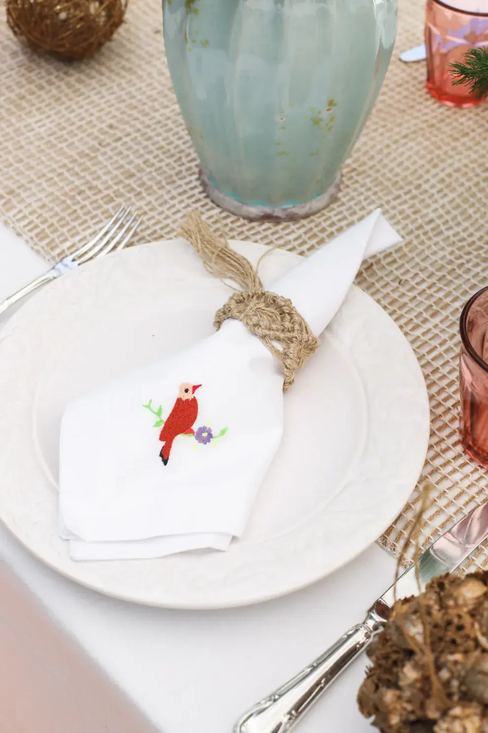 Invertí en mantelería neutra y sumá detalles con flores, cintas y velas