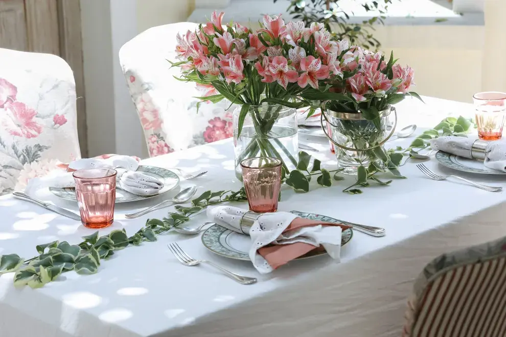 Podés usar cosas que tengas en casa, flores y hacer detalles vos misma.