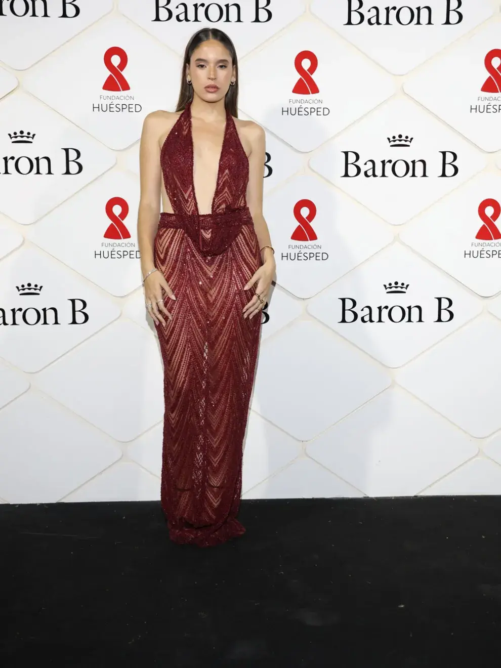 India Ortega eligió un imponente conjunto bordó firmado por Marian Saud, realizado en transparencias y destellos.