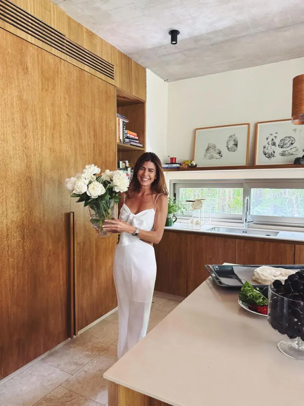 Juliana escogió una silueta que se ciñe al cuerpo sin perder suavidad: un escote drapeado con breteles finos que suman romanticismo, y recortes laterales que marcan la cintura sin exagerar.