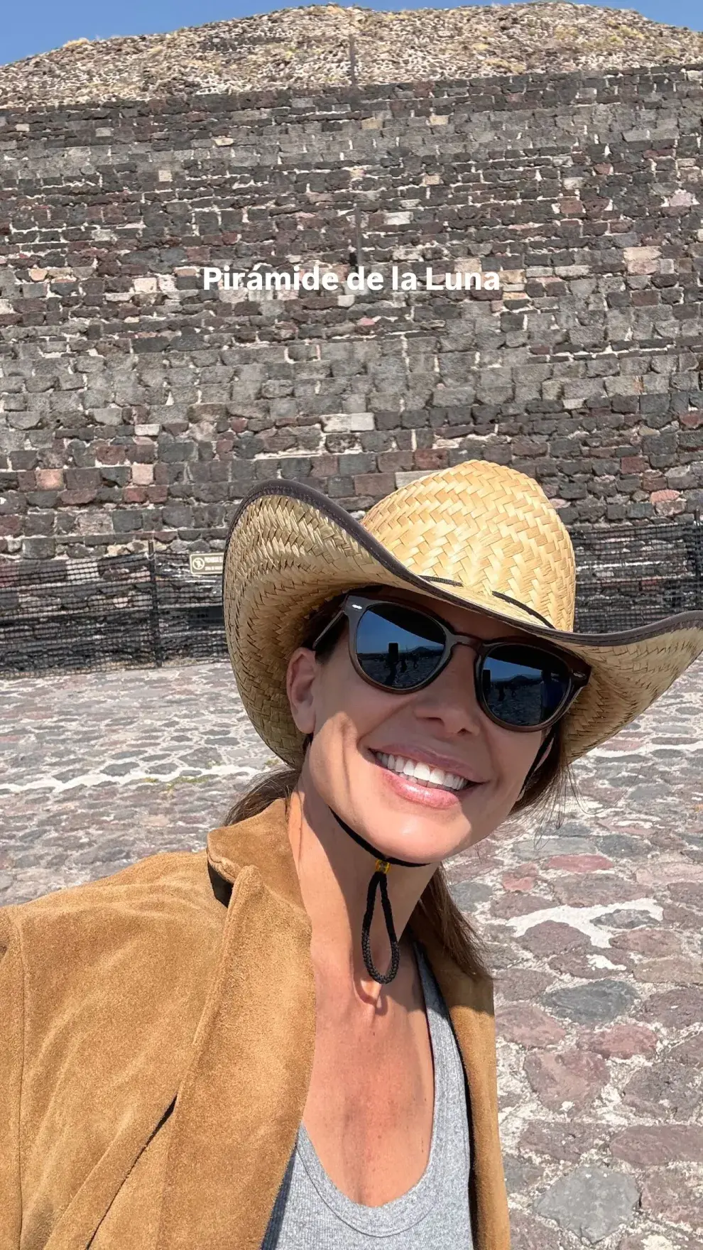 Foto de Juliana Awada en México con un sombrero de paja de ala ancha.