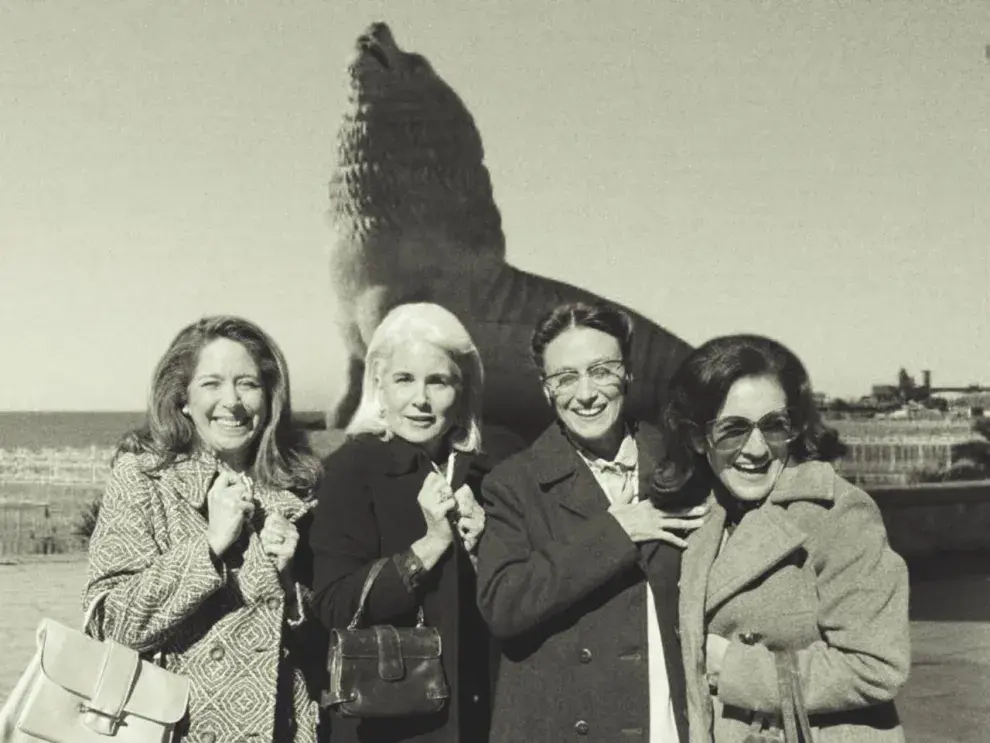 Foto de Yiya Murano y sus amigas en la ficción de la serie Yiya.