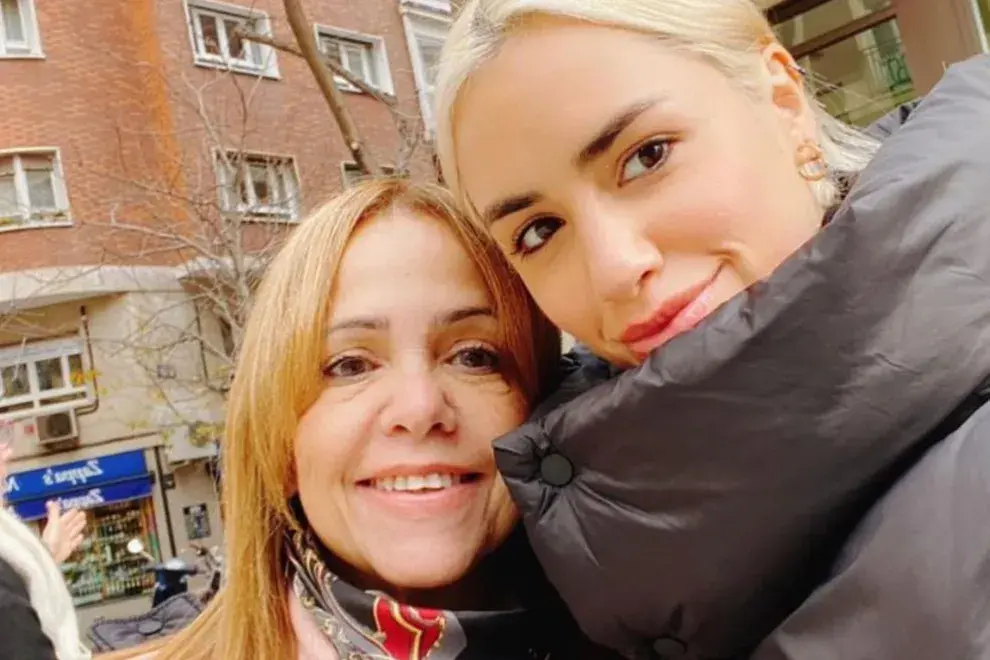 Lali junto a su mamá, Majo Riera.