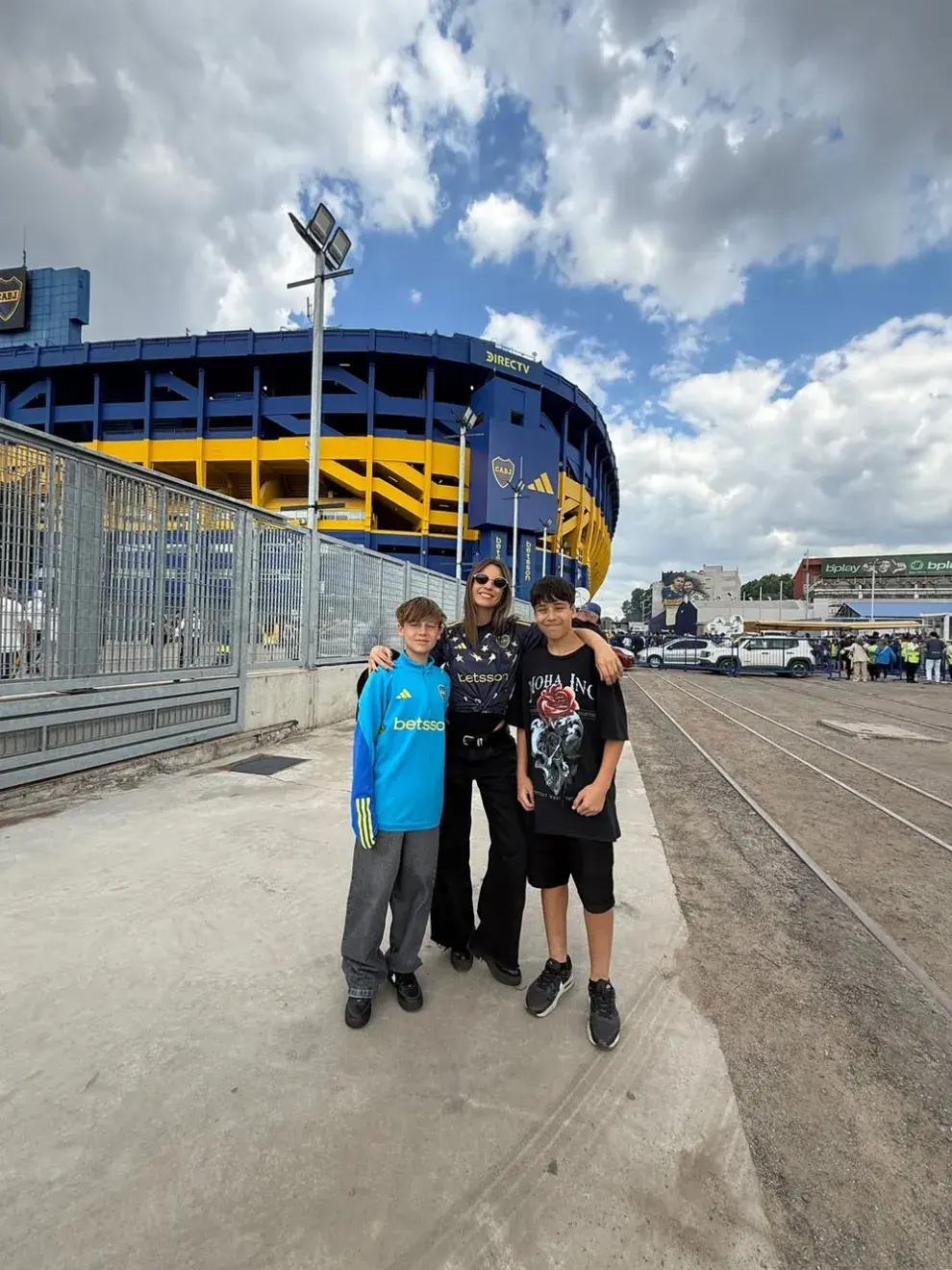 La conductora Pampita Ardohain vivió una jornada especial en el La Bombonera: acompañada por su hijo Beltrán Vicuña y un amigo del pequeño, asistió al clásico entre Boca Juniors y River Plate desde la tribuna, y compartió cada detalle desde el corazón de la tribuna.