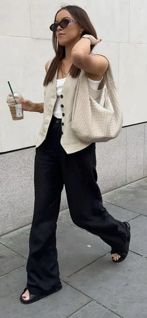 Podés usar el chaleco abierto con una musculosa básica