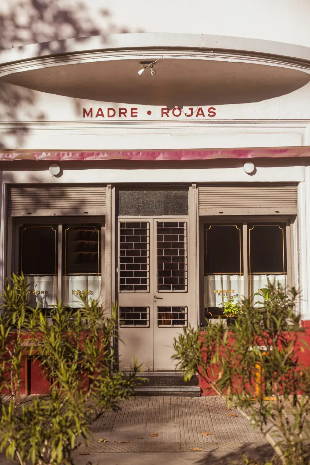 Dua Lipa en Argentina: cuánto cuesta cenar en el restaurante de Villa Crespo que eligió para comer con su familia