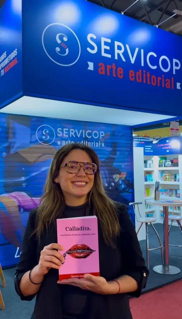 Martina, orgullosa, presentó Calladita. en la última feria del libro en Buenos Aires.