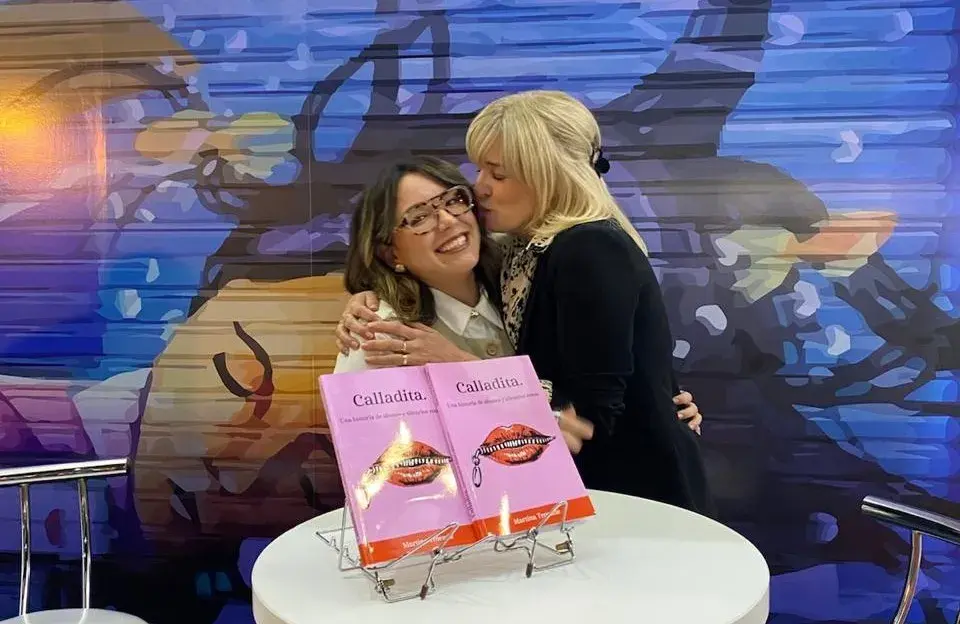 Martina junto a su mamá, que laacompañó en la edición de Calladita.