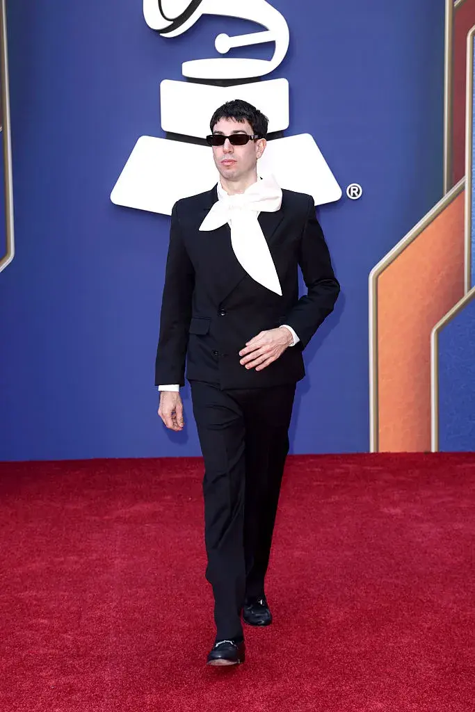 Mateo Sujatovich en la alfombra roja de los Latin Grammys 2025.